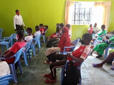 Adolescents-and-caregivers-workshop-in-session-at-the-resource-center-2